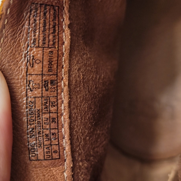 Ugg Barnett ankle boot. - Picture 5 of 7